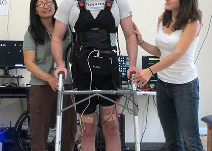 UCI-paralyzed-man-wallks-using-bci-muscle-stimulation
