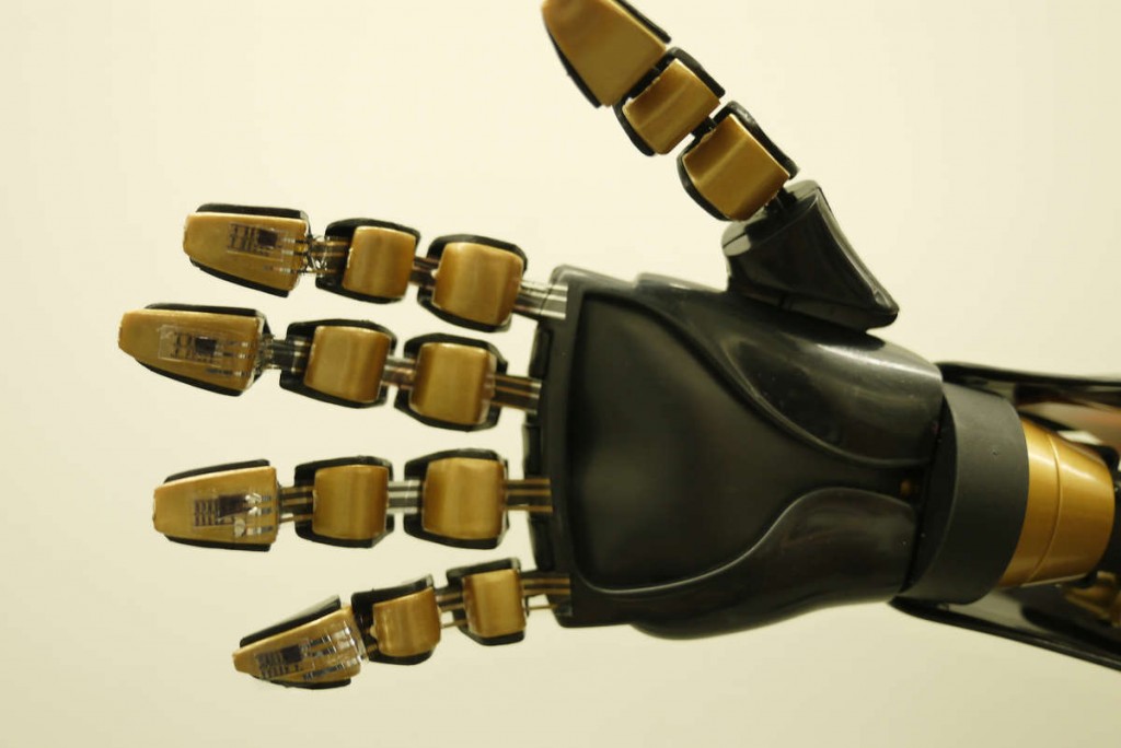 یک دست مصنوعی به با پوست مصنوعی پوشانده شده است / گروه پژوهشی Bao – دانشگاه Stanford