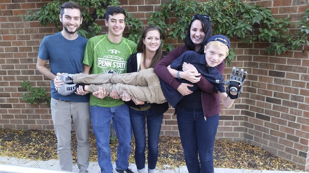 دانشجویان دانشگاه ایالتی پنسیلوانیا دست مصنوعی چاپ سه‌بعدی جدیدی برای یک کودک می‌سازند