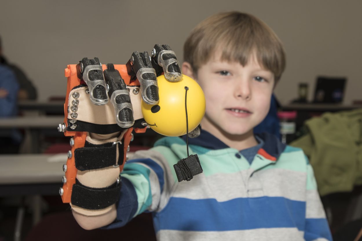 Lucas-Abraham-3D-printed-bionic-hand_9