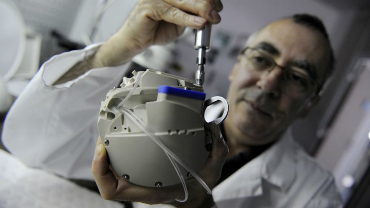 قلب مصنوعی Carmat که به تازگی در بدن سه بیمار نصب شد.