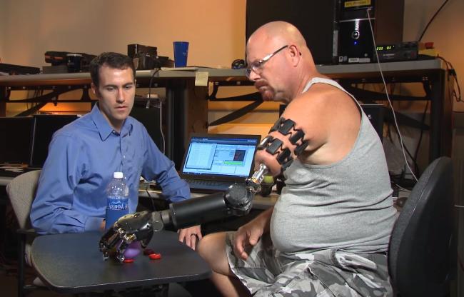 بازوی مصنوعی رباتیک کنترل‌شونده با حرکت اشاره 