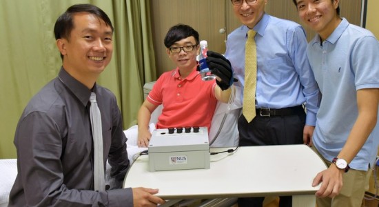 گروهی پژوهشی از دانشگاه ملی سنگاپور دستکش رباتیک هوشمند و سبک وزنی را توسعه داده‌اند که به توانبخشی بیمارانی که عملکرد دست خود را به خاطر آسیب‌ها یا مشکلات ناشی از اعصاب از دست داده‌اند کمک می‌کند.