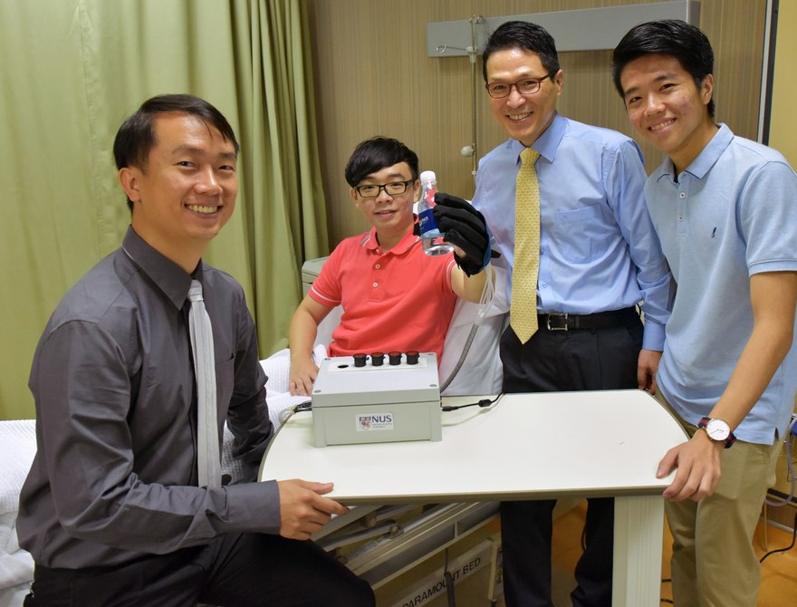 گروهی پژوهشی از دانشگاه ملی سنگاپور دستکش رباتیک هوشمند و سبک وزنی را توسعه داده‌اند که به توانبخشی بیمارانی که عملکرد دست خود را به خاطر آسیب‌ها یا مشکلات ناشی از اعصاب از دست داده‌اند کمک می‌کند.