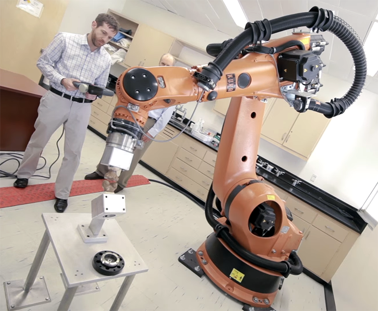 پژوهشگران UCLA ربات‌های صنعتی را برای بررسی آسیب‌های زانو و راهبردهای درمان بکار می‌گیرند.