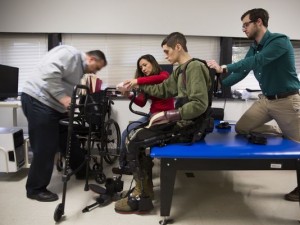 راه رفتن معلولان سرباز به کمک اسکلت‌های خارجی