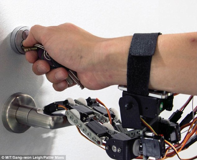 انگشتان رباتیک کنترل شونده با ذهن