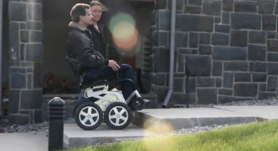 صندلی چرخدار پله‌نورد iBOT یک دستگاه حرکتی تحول‌ آفرین برای افراد معلول است.