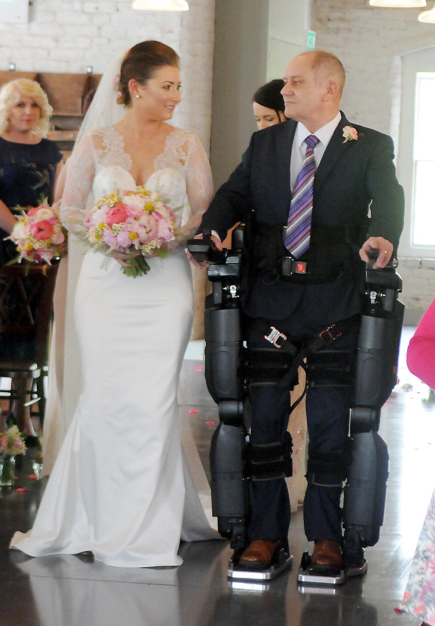 راه رفتن پدر معلول در جشن عروسی دخترش به کمک اسکلت بیرونی