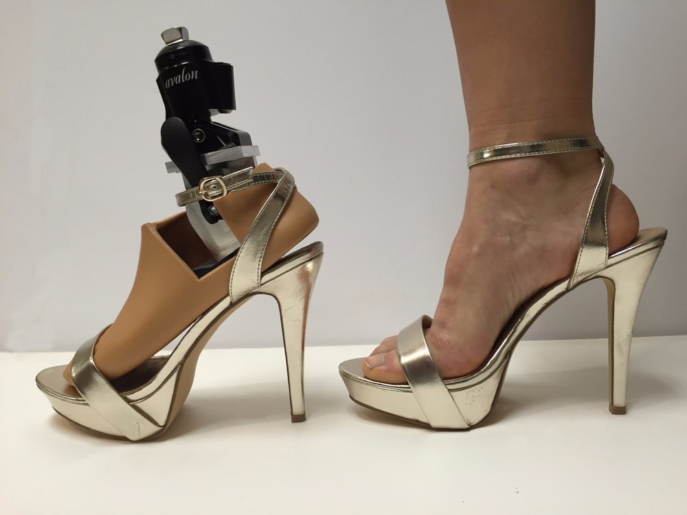 پروتزی برای راه رفتن معلولان با کفش پاشنه بلند - پروتز پای زنانه