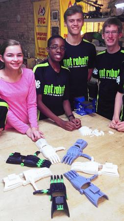 دانش آموزان آمریکایی دستهای مصنوعی برای نیازمندان کشورهای در حال توسعه می‌سازند