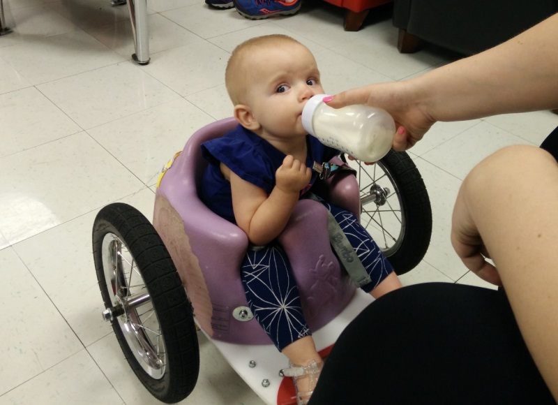 ساخت صندلی چرخدار خانگی برای یک بچه صندلی چرخدار کودک