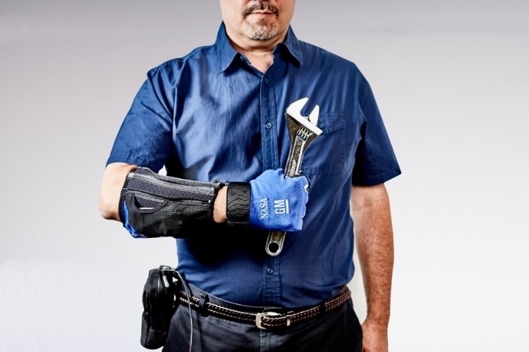 دستکش اسکلت بیرونی RoboGlove جنرال موتورز برای کارگران کارخانه