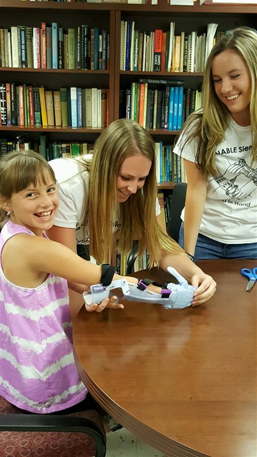 توسعه بازوی مصنوعی چاپ سه‌بعدی برای دختر نه ساله توسط گروهی از دانشجویان