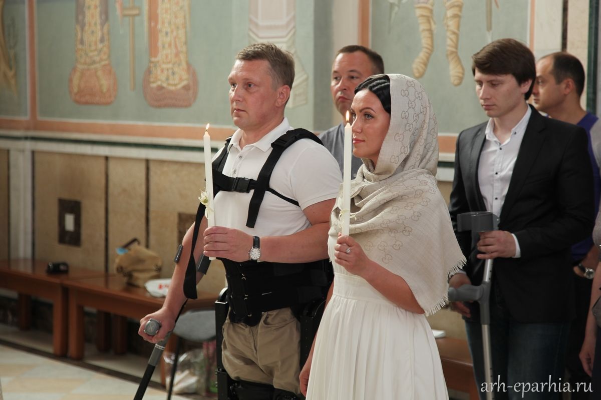 جشن ازدواج معلول روسی به کمک اسکلت بیرونی ExoAtlet