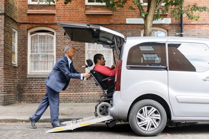 کاربران صندلی چرخدار در لندن می‌توانند یک خودروی ویژه رزرو کنند رزرو خودرو معلولان