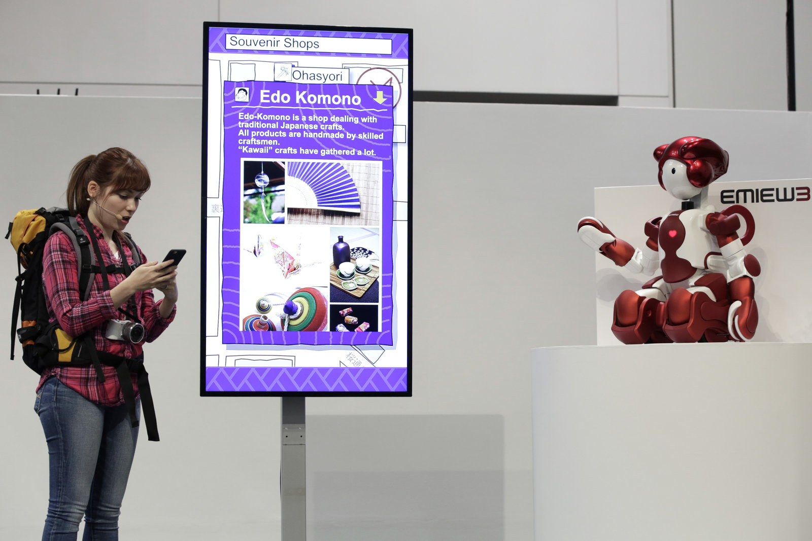 یک ربات انسان نمای دوست داشتنی در فرودگاه توکیو مسافران را راهنمایی می‌کند