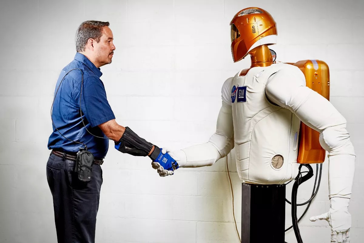 دست دادن با دستکش RoboGlove جنرال موتورز و ناسا