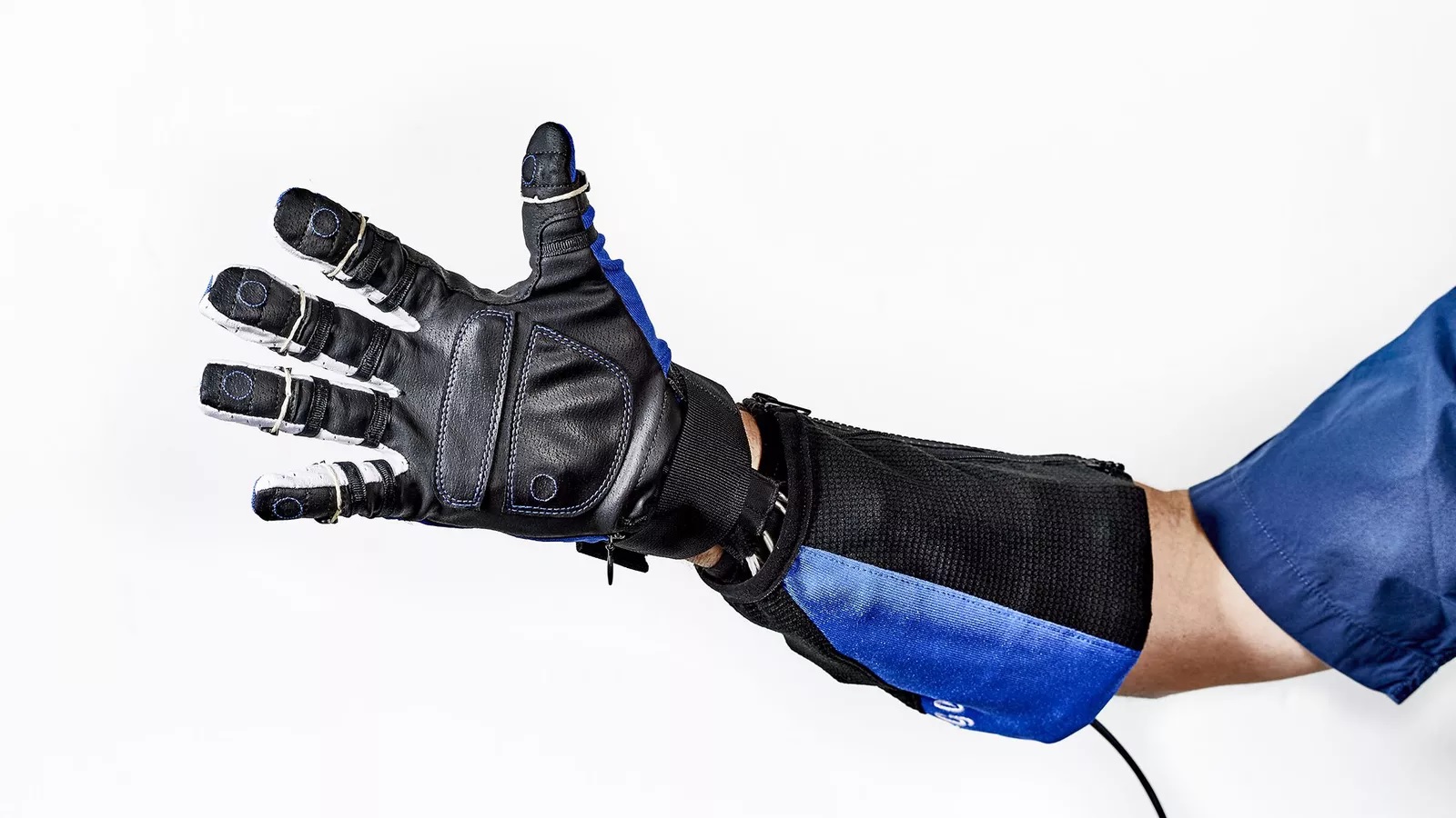 دست دادن با دستکش RoboGlove جنرال موتورز و ناسا