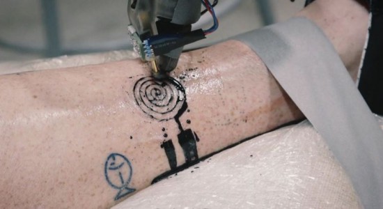 اولین خالکوبی دنیا با بازوی رباتیک