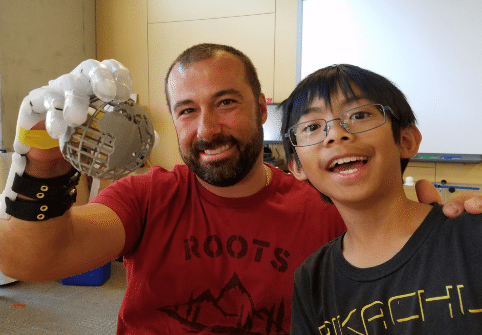 چاپ سه بعدی دست مصنوعی توسط یک پسر ۹ ساله