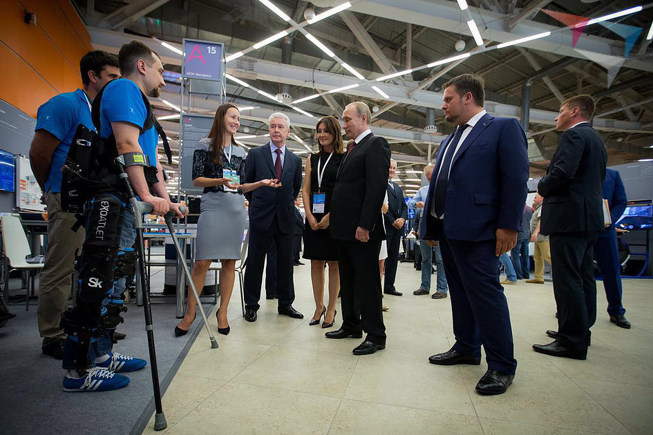 ولادیمیر پوتین رئیس جمهور روسیه در حال بازدید از اسکلت بیرونی ExoAtlet