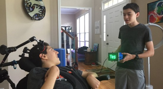 ساخت یک وسیله ارتباطی برای بیماران آسیب مغزی توسط یک پسر 14 ساله
