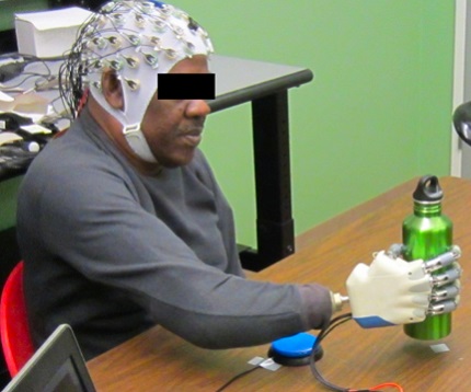 کنترل بازوی رباتیک با ذهن و بدون نیاز به الکترود کاشتنی