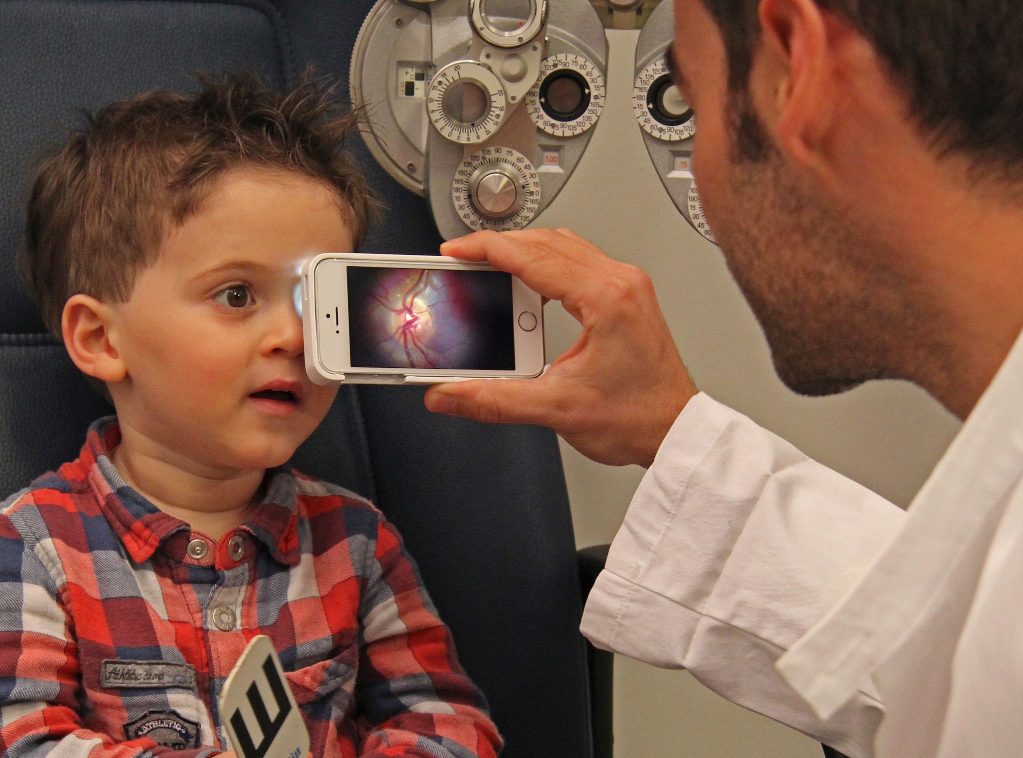 معرفی برنامه کاربردی برای معاینه چشم کودکان و نوزادان