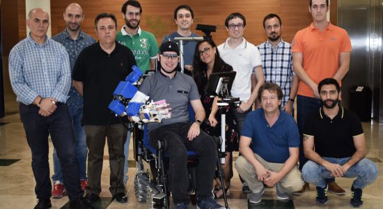 اسکلت بیرونی رباتیک به افراد معلول برای انجام مستقل کارهای روزانه کمک می‌ کند