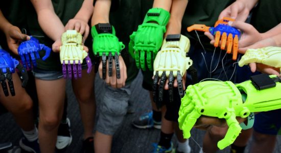استفاده از چاپ سه بعدی در ساخت دست مصنوعی برای کودکان نیازمند جهان