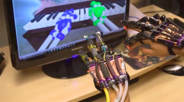 رونمایی از دستکش شگفت انگیز واقعیت مجازی که با استفاده از رباتیک نرم و چاپ سه بعدی ساخته شده است