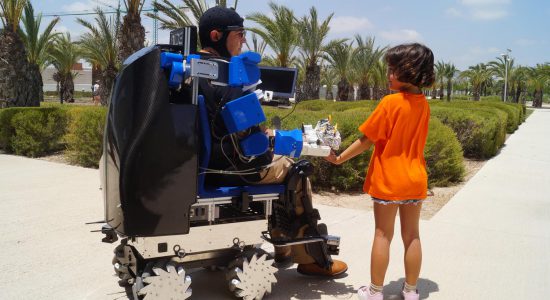نسل جدید ویلچر های هوشمند با بازوی رباتیک