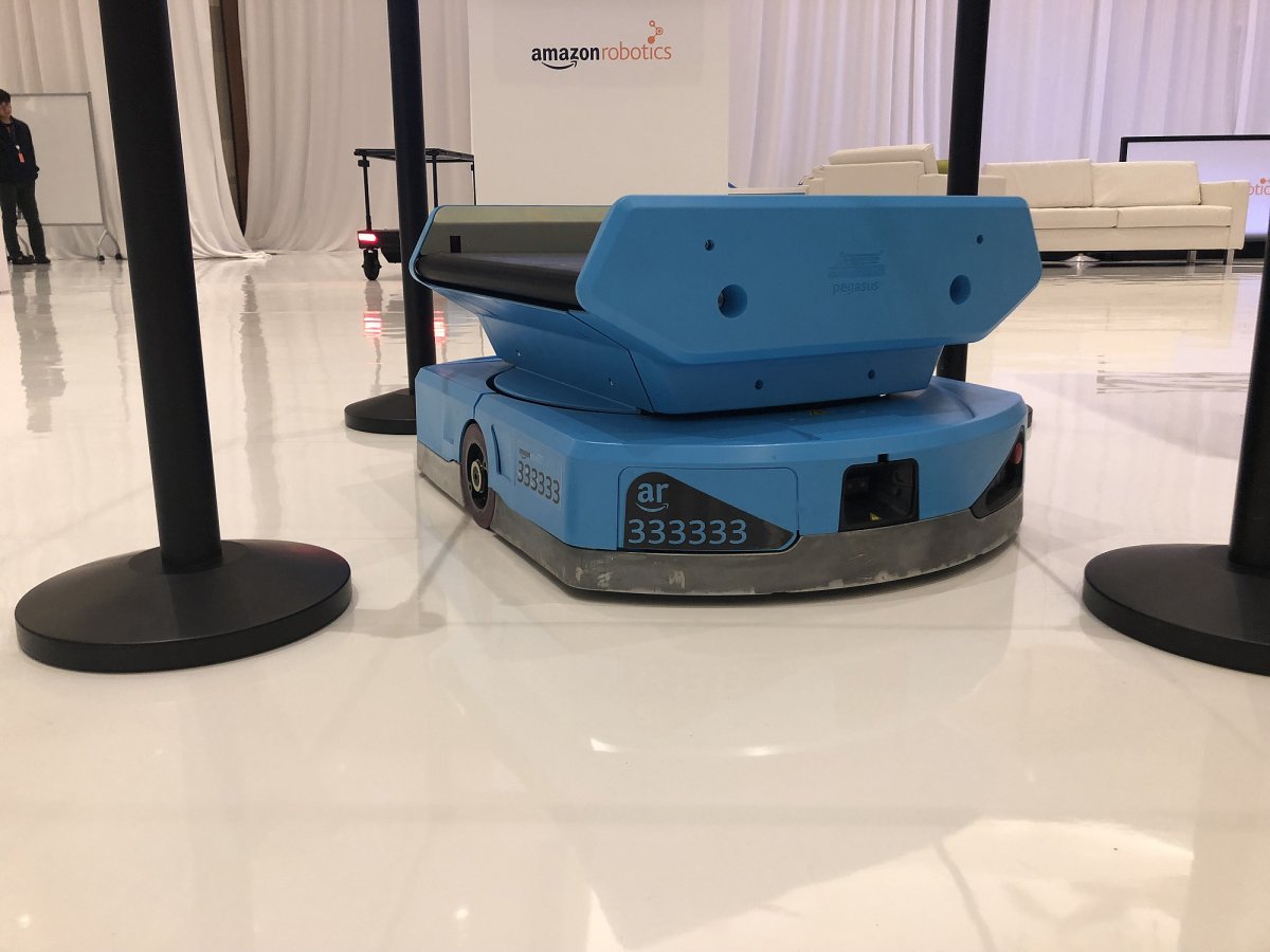 ربات های انبار داری Amazon در نمایشگاه re:MARS