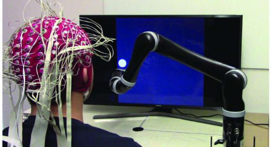 کنترل بازوی رباتیک با ذهن و بدون ایمپلنت مغزی