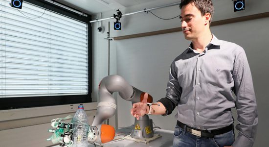 ترکیب کنترل انسانی و رباتیک برای هدایت یک دست مصنوعی هوشمند