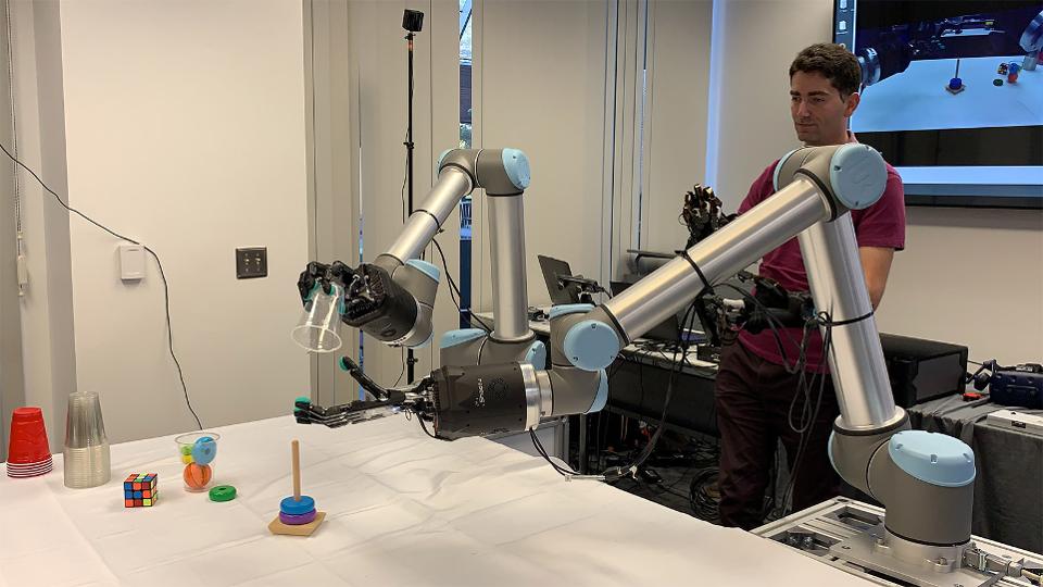 دست در دست با تله-ربات لمسی (Tactile Telerobot) در نمایشگاه دائر شده توسط مرکز تجربی Festo