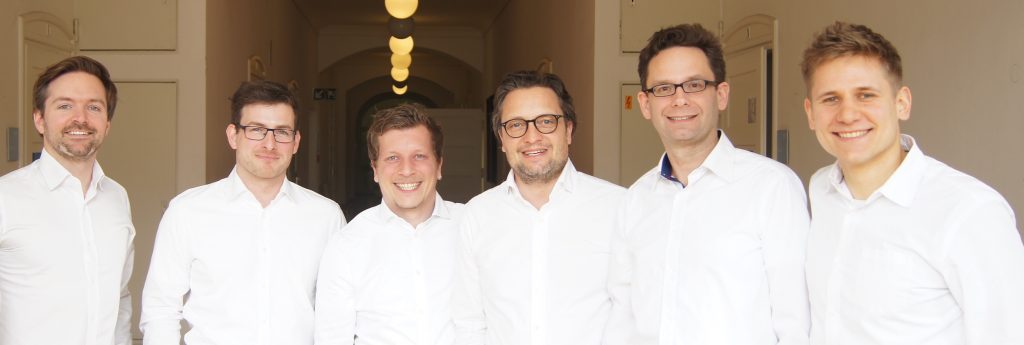  بنیانگذاران Mecuris (از چپ به راست): دکتر سیمون وایدرت ، فلیکس گوندلاک ، جنیس برونینگر ، فرانک پروس ، گرگ-پیتر ورنر ، مانوئل اوپیتز. © mecuris 