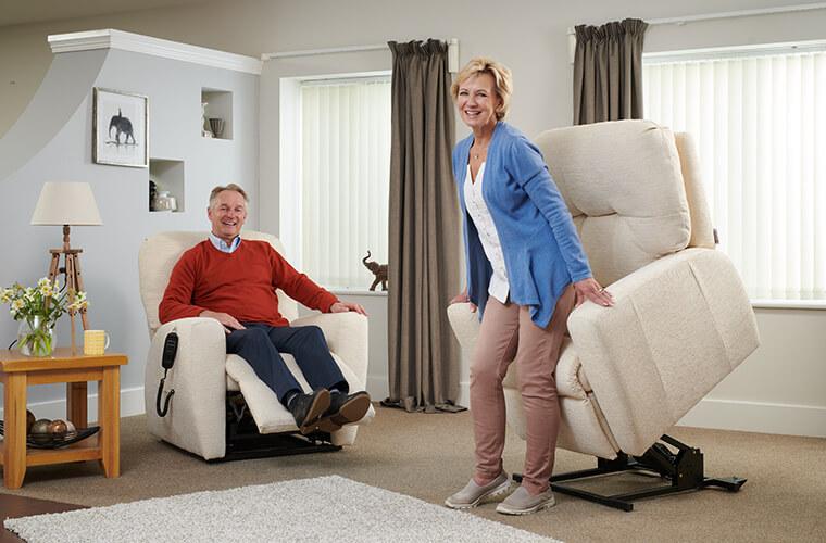 صندلی Brecon Dual از Primacare و نمایش اغییر زاویه‌ی کف و پایه‌ی صندلی