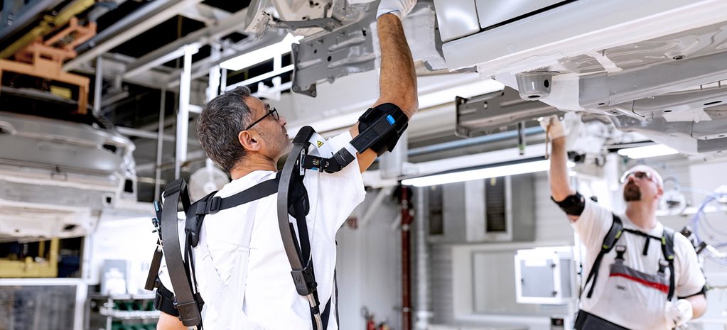 به کارگیری اسکلت های بیرونی در کارخانه‌ی Audi برای ساخت خودرو در هنگام انجام کار بالای سر
