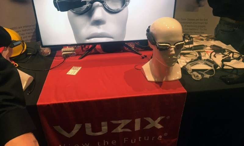 عینک‌های Vuzix برای تفریح شناگران و نمایش اطلاعات در هنگام شنا