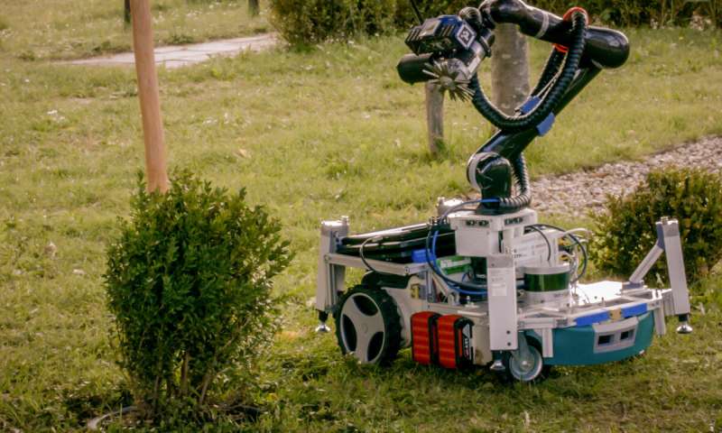 یک ربات کشاورز برای هرس کردن باغ