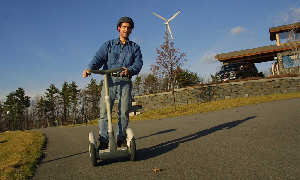 Dean Kamen در حال نمایش تعادل بی‌نظیر Segway در سال ۲۰۰۲