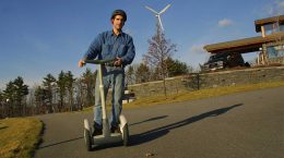 Dean Kamen در حال نمایش تعادل segway