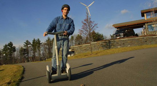 Dean Kamen در حال نمایش تعادل segway