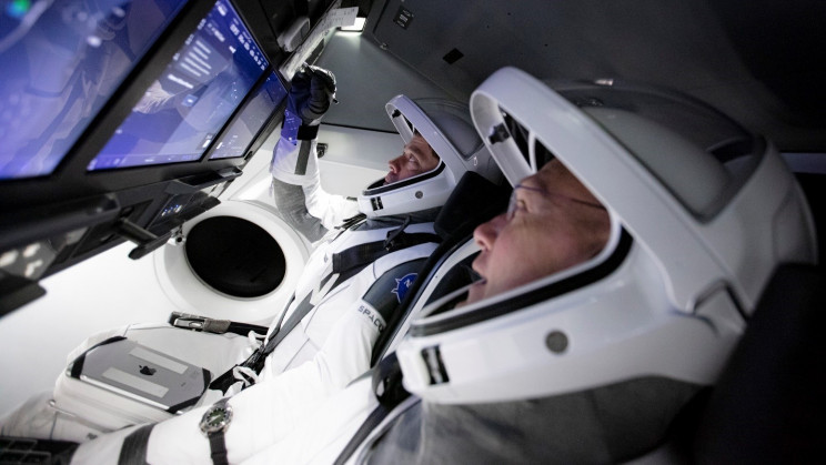 فضانوردان سرنشین در Dragon در Demo-2