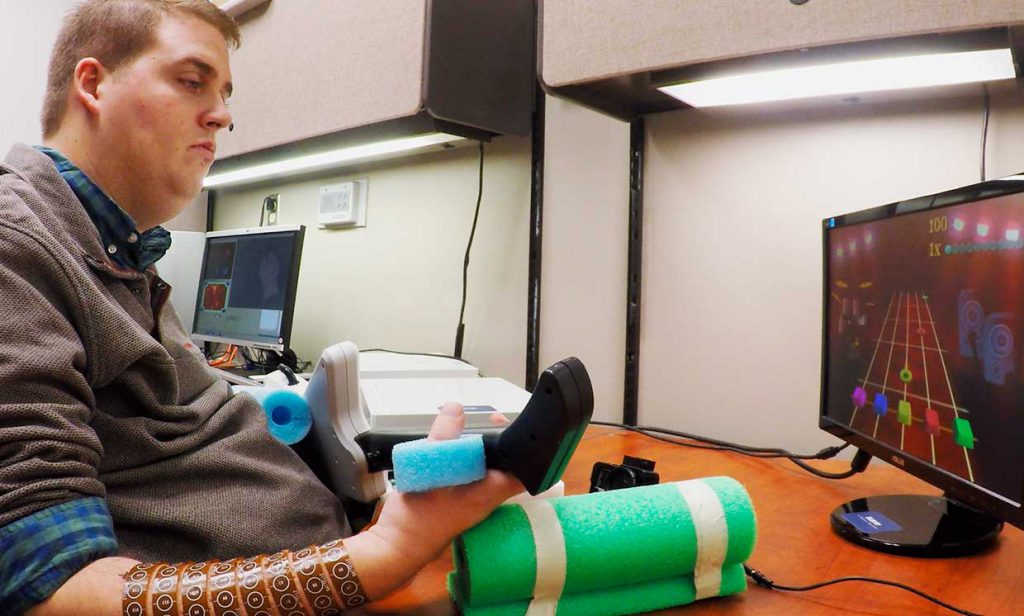 معلولان با ایمپلنت مغزی و فناوری پوشیدنی میتوانند دوباره حرکت کنند