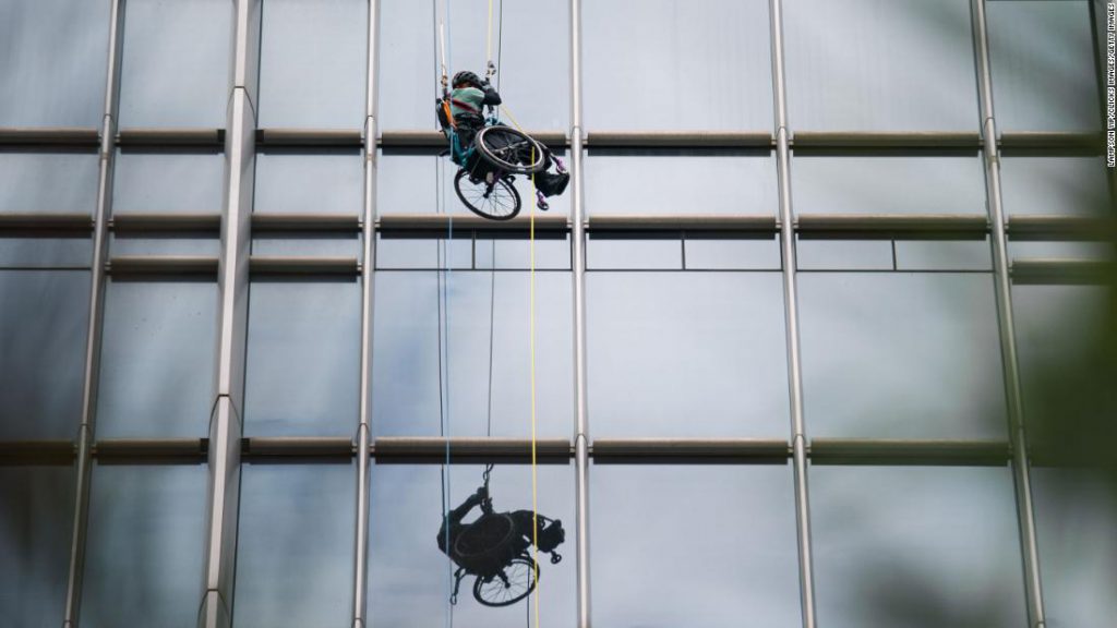 یک ورزشکار پاراپلژیک هنگ کنگی توانست با طناب از آسمان خراش 250 متری بالا رود