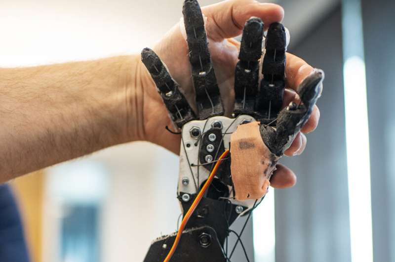 زبان اشاره لمسی توسط ربات برای کمک به افراد ناشنوا و نابینا و tatum