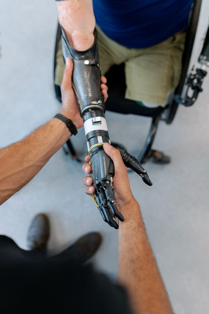کنترل بازوهای رباتیک بر اساس واقعیت افزوده و رابط مغز و رایانه